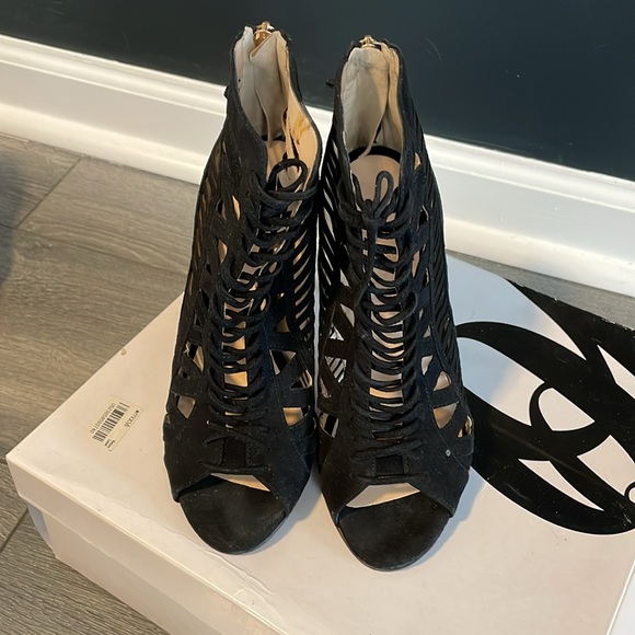 Nine West 3”suede lace up heels. Zipper back - Picture 2 of 11